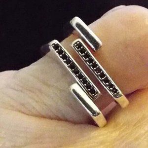 DESIGNER MINIMALIST *NEW* BLACK CRYSTALS THIN SILVERY BYPASS SZ 6 RING 69